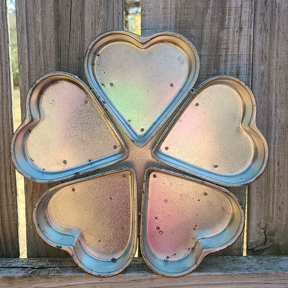 Vintage 1960's Wheel of Hearts Pan Tin Used Condition